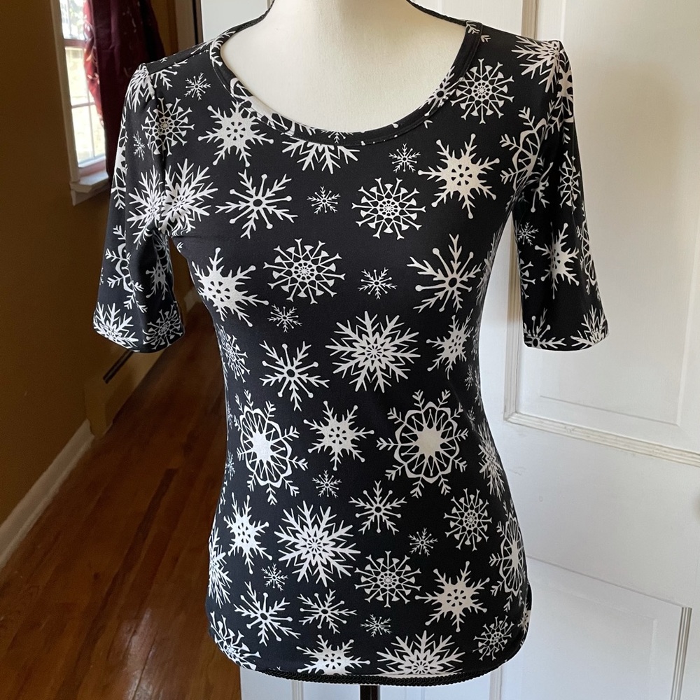 LuLaRoe Snowflake Top - Picture 12 of 13
